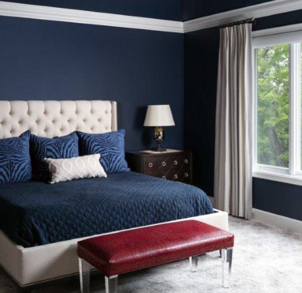 Dinding dengan warna biru tua